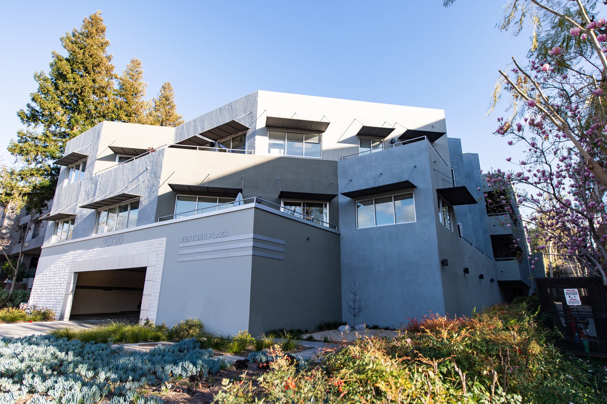 20720 Ventura Blvd, Woodland Hills, CA à louer Photo principale– Image 1 sur 9