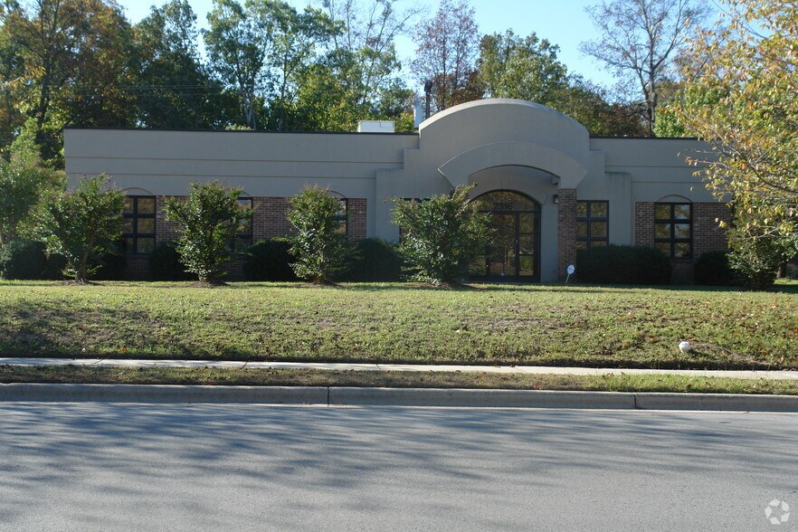 2316 Crownpoint Executive Dr, Charlotte, NC à vendre - Photo principale – Image 1 sur 9