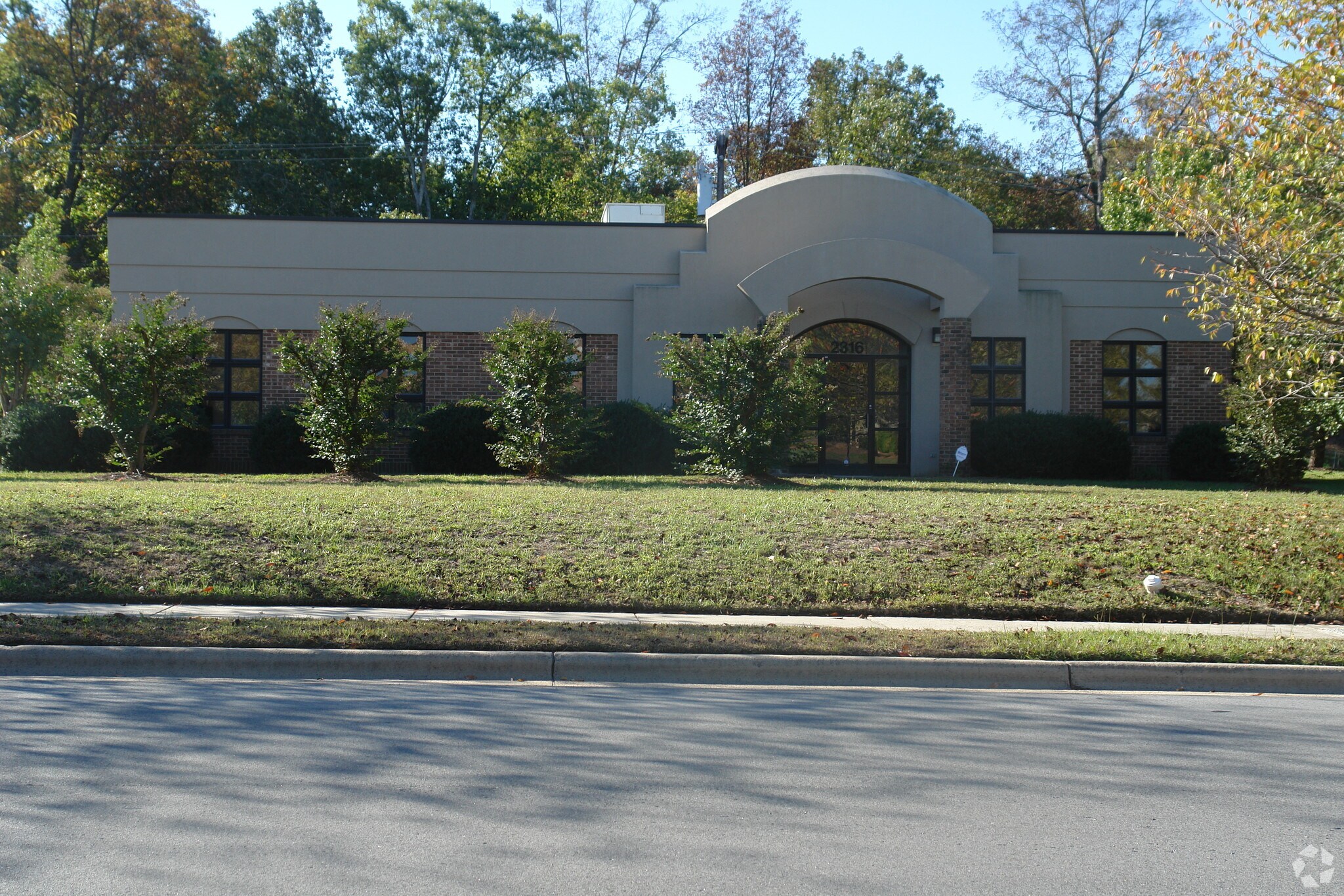 2316 Crownpoint Executive Dr, Charlotte, NC à vendre Photo principale– Image 1 sur 10