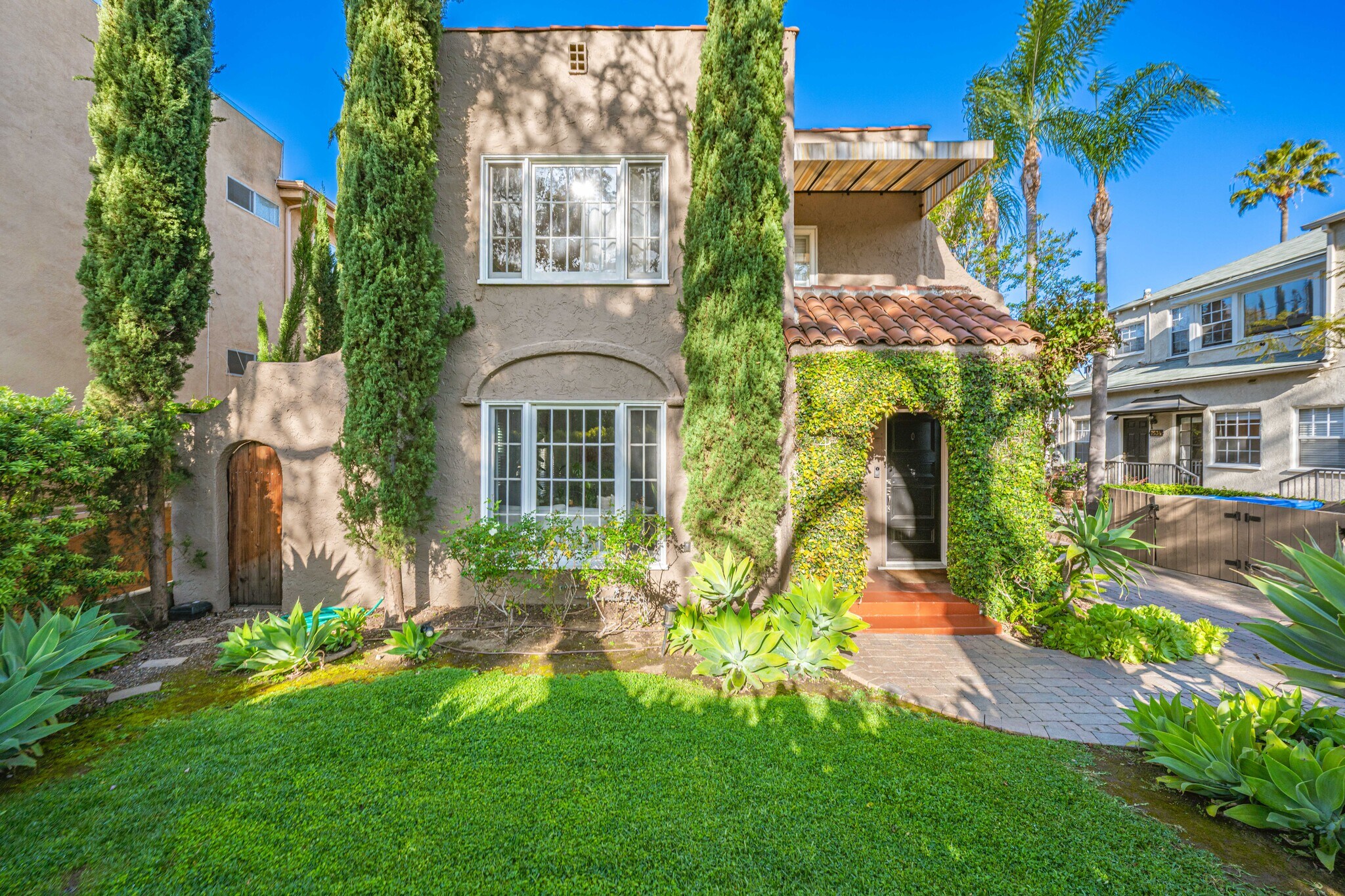 745 N Hayworth Ave, Los Angeles, CA à vendre Photo de l’immeuble– Image 1 sur 57