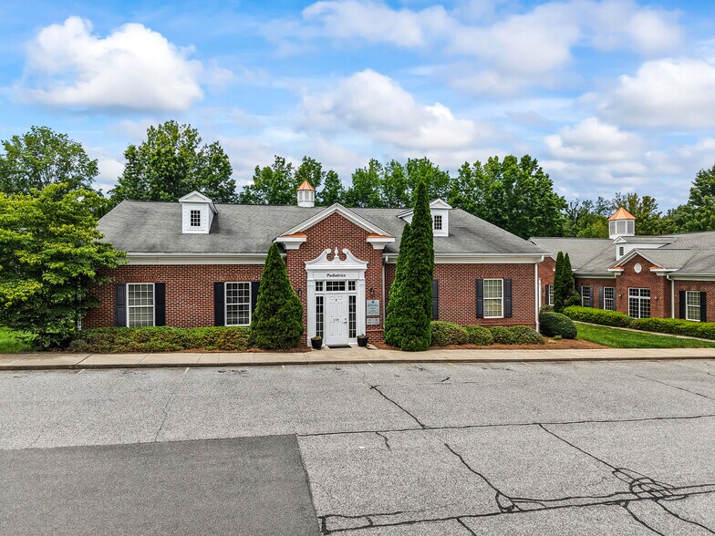 114 Kinderton Blvd, Bermuda Run, NC à vendre - Photo de l’immeuble – Image 1 sur 10