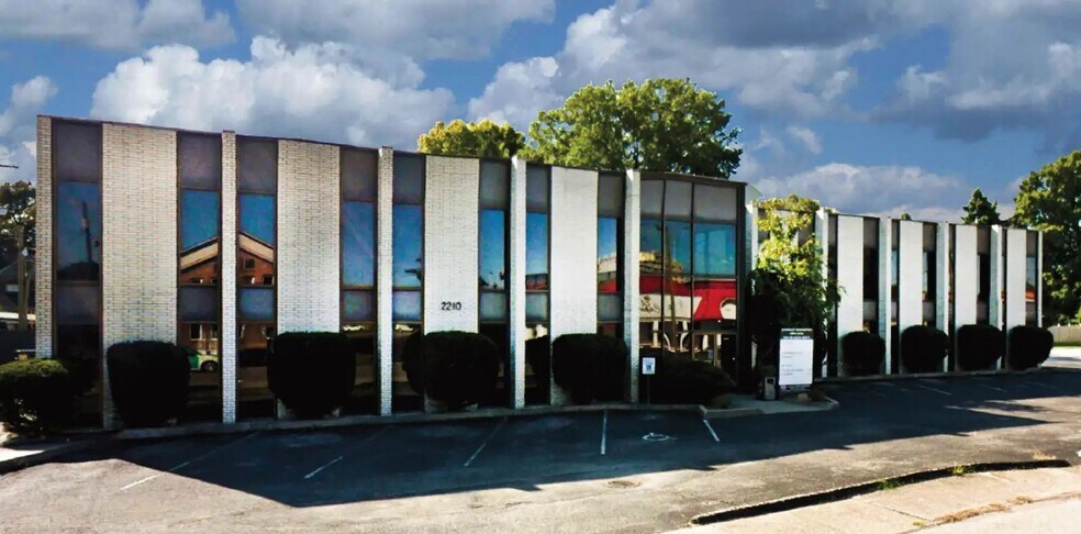 2210 Meadow Dr, Louisville, KY à vendre - Photo de l’immeuble – Image 1 sur 11