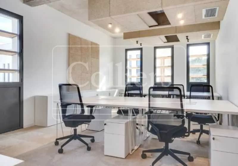 Bureau dans à louer - Photo de l’immeuble – Image 3 sur 8