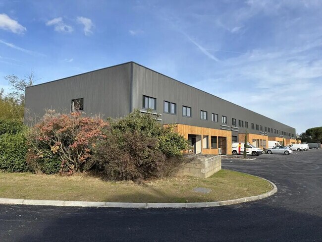 Plus de détails pour Local d'activités à louer