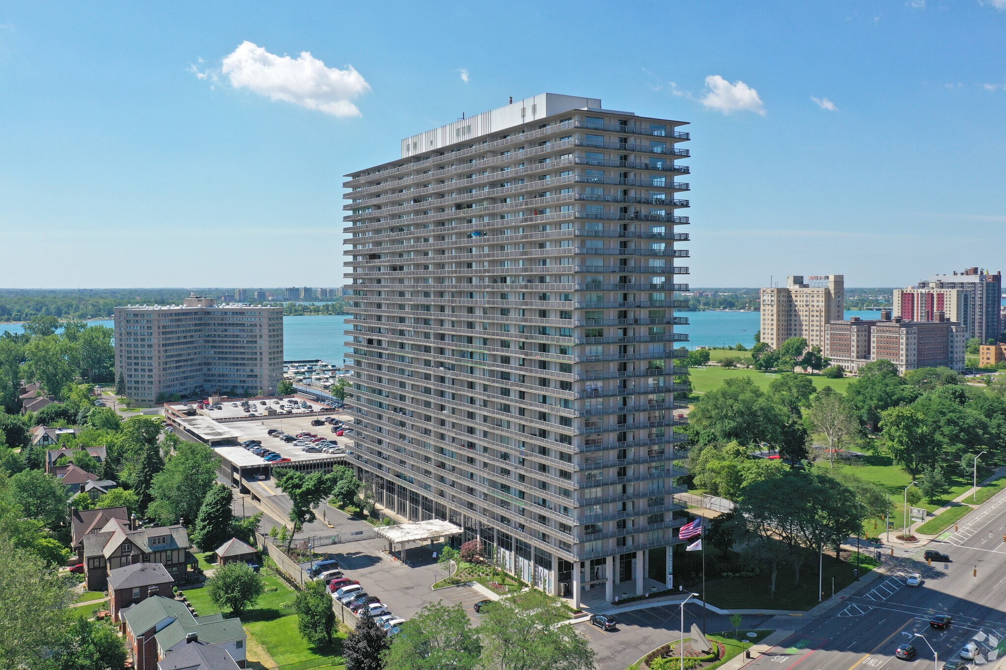9000 E Jefferson Ave, Detroit, MI à louer Photo principale– Image 1 sur 29