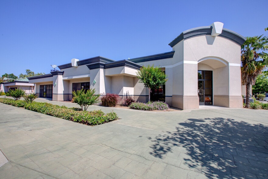 436 E Yosemite Ave, Merced, CA à vendre - Photo principale – Image 1 sur 35
