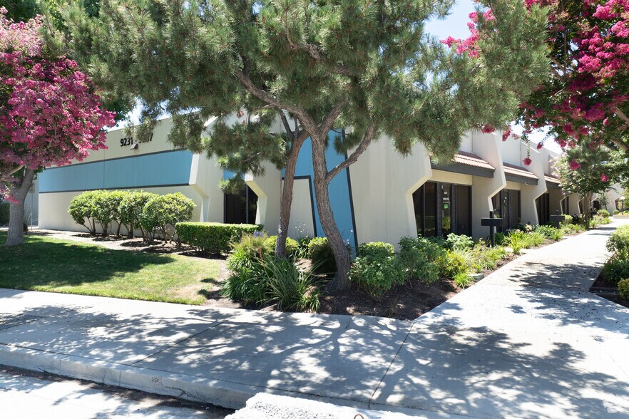 9231-9237 Eton Ave, Chatsworth, CA à vendre - Photo de l’immeuble – Image 2 sur 5