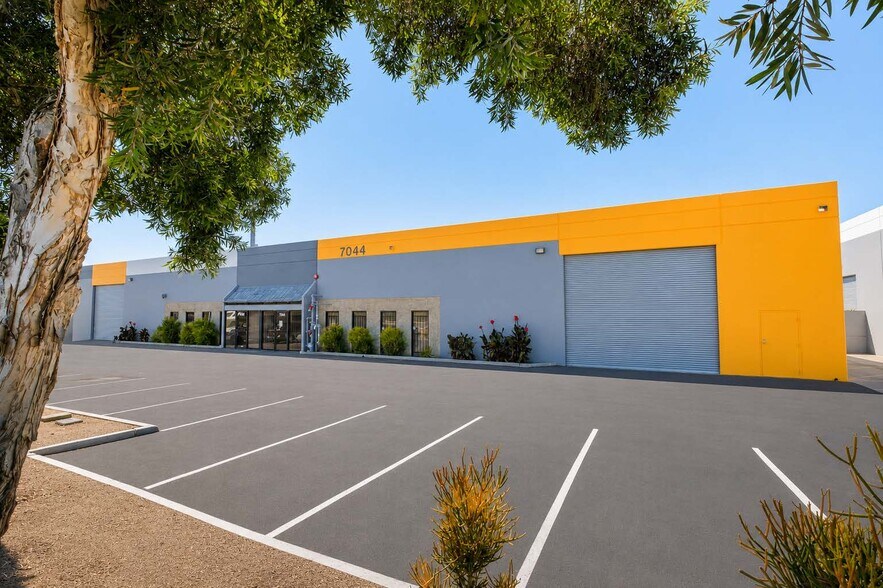 7054 Carroll Rd, San Diego, CA à louer - Photo de l’immeuble – Image 3 sur 5