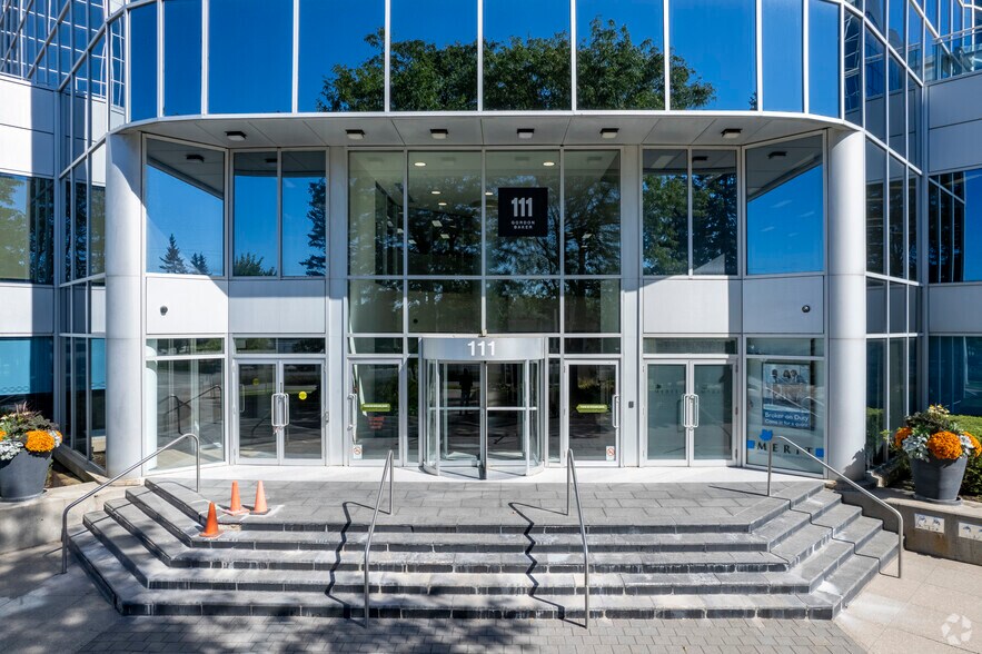 111 Gordon Baker Rd, Toronto, ON à louer - Photo de l’immeuble – Image 3 sur 3