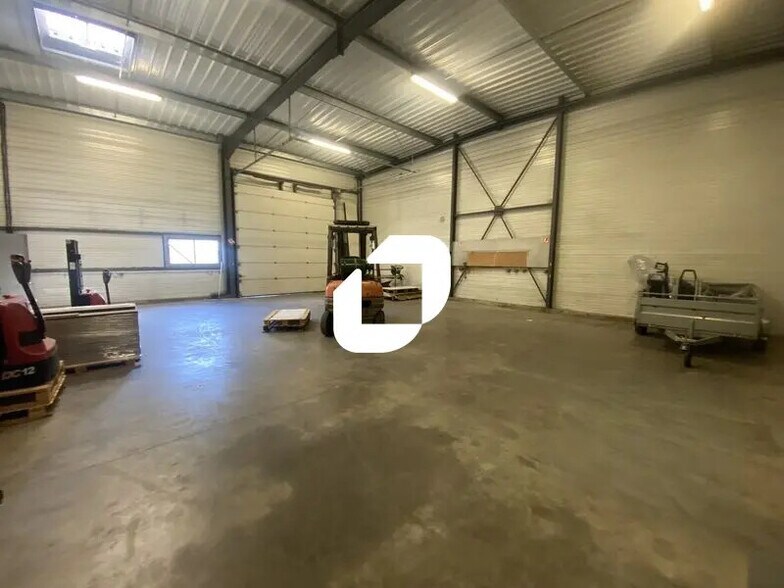 Local d’activités dans SAINT-JEAN-D'ILLAC à louer - Photo de l’immeuble – Image 2 sur 7