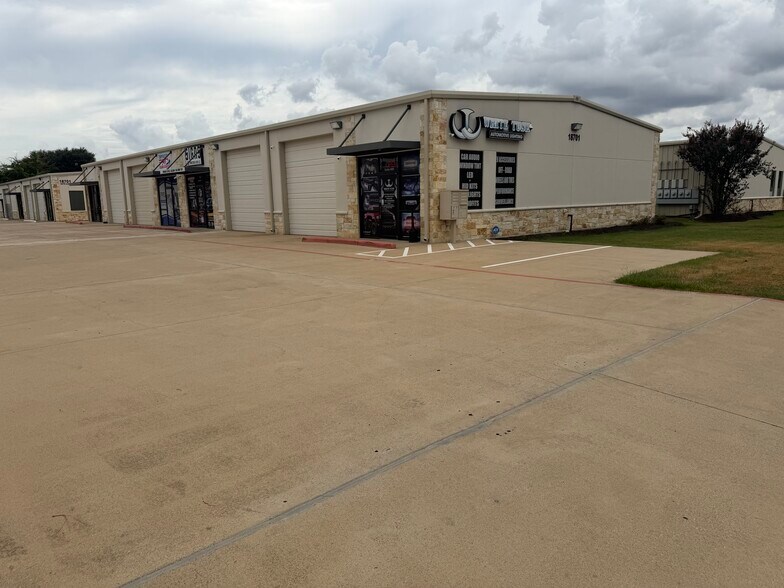 18701 Clay Rd, Houston, TX à vendre - Photo de l’immeuble – Image 1 sur 2