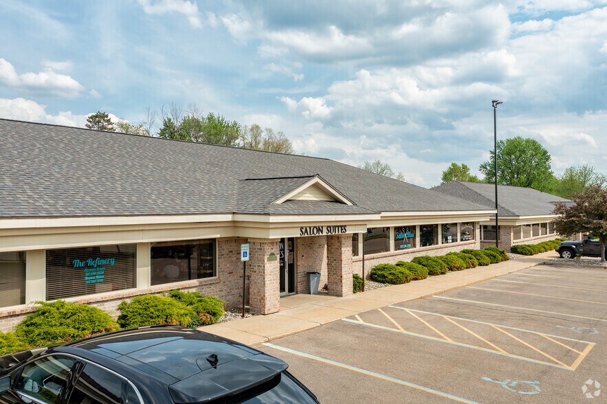 Crown Pointe Business Park portefeuille de 5 biens à vendre sur LoopNet.fr - Photo principale – Image 1 sur 14