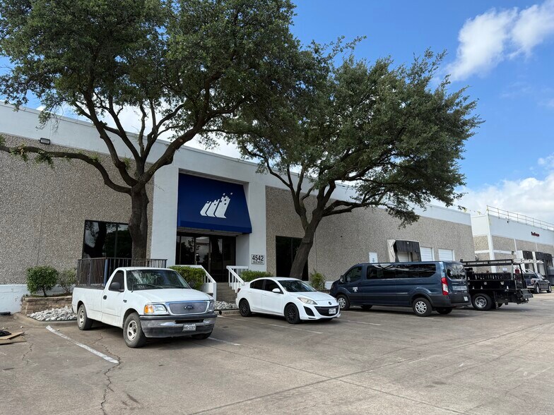 4542-4548 McEwen Rd, Farmers Branch, TX à louer - Photo de l’immeuble – Image 2 sur 4