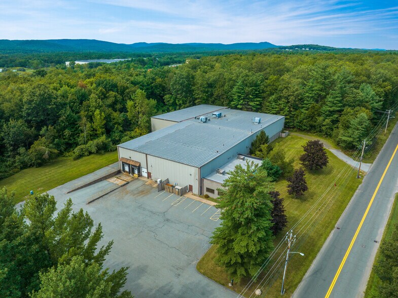 77 Servistar Industrial Way, Westfield, MA à louer - Photo de l’immeuble – Image 2 sur 7