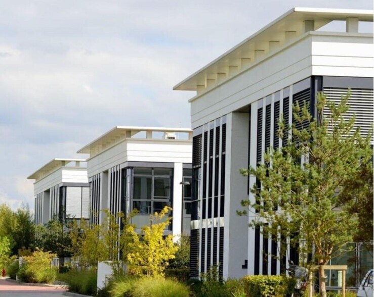 Bureau dans Élancourt à louer - Photo de l’immeuble – Image 2 sur 26