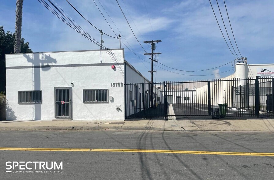 15759 Strathern St, Van Nuys, CA à louer - Photo de l’immeuble – Image 1 sur 5