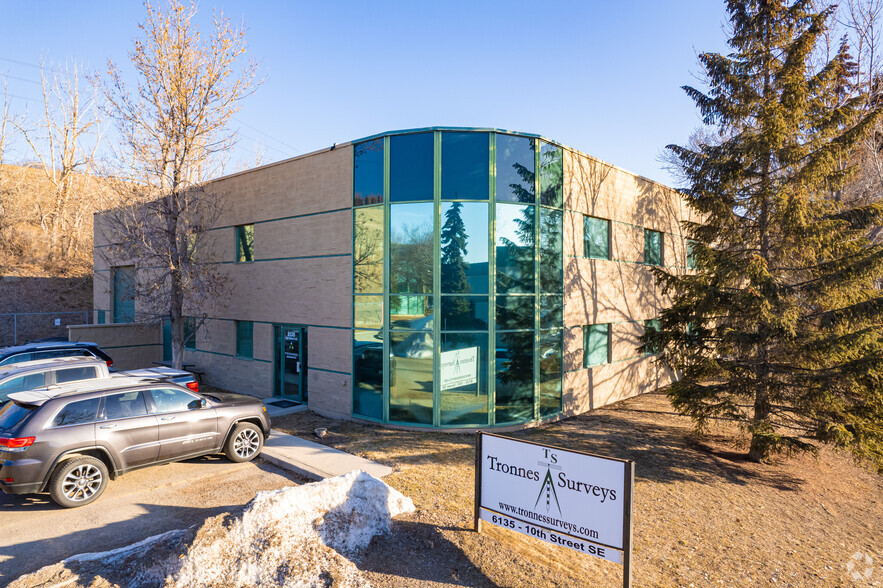 6115 10 St SE, Calgary, AB à vendre - Photo principale – Image 1 sur 12