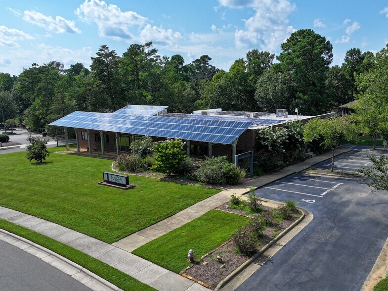 605 Eastowne Dr, Chapel Hill, NC à louer - Photo principale – Image 1 sur 18