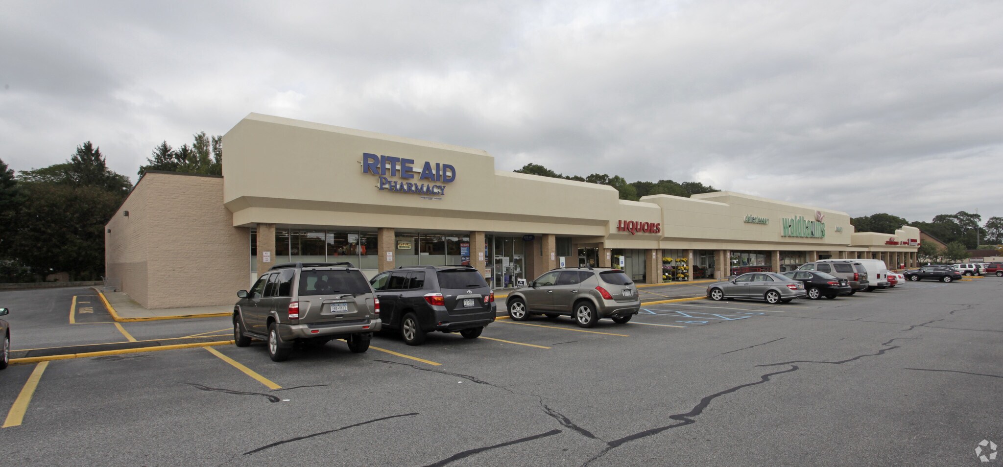 695-731 Jericho Tpke, Huntington Station, NY à louer Photo principale– Image 1 sur 6