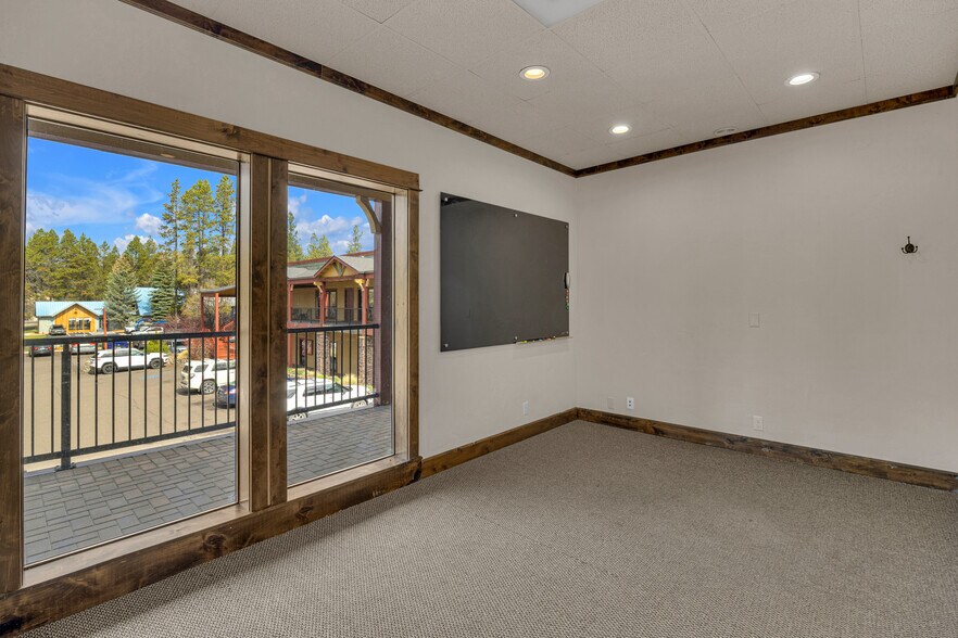 56870 Venture Ln, Sunriver, OR à louer - Photo de l’immeuble – Image 3 sur 11
