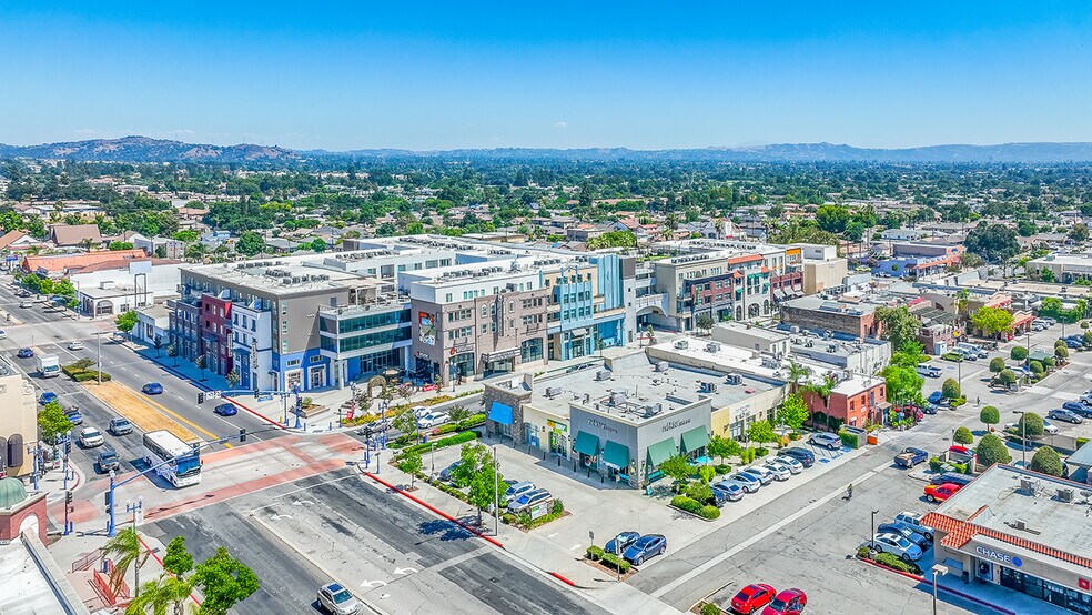 100-136 W Foothill Blvd, Azusa, CA à vendre - Photo de l’immeuble – Image 2 sur 15