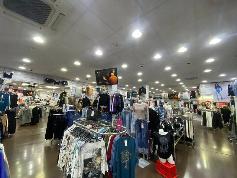 Local commercial dans Annecy à louer - Photo intérieure – Image 2 sur 2