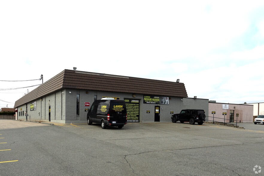 11 Comstock Pky, Cranston, RI à louer - Photo de l’immeuble – Image 2 sur 9