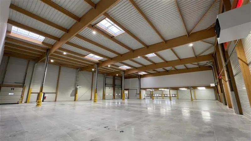 Local d’activités dans Brie-Comte-Robert à louer - Photo de l’immeuble – Image 3 sur 11