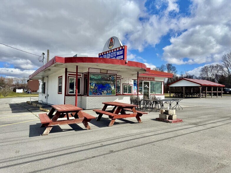 365 E Main St, Waterloo Township, NY à vendre - Photo de l’immeuble – Image 1 sur 48