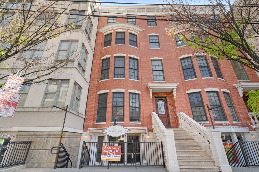 275 Grand St, Jersey City, NJ à louer - Photo de l’immeuble – Image 2 sur 8