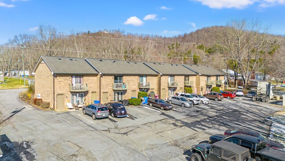 26 Meadow Glen Ct, Fletcher, NC à vendre - Photo de l’immeuble – Image 2 sur 5