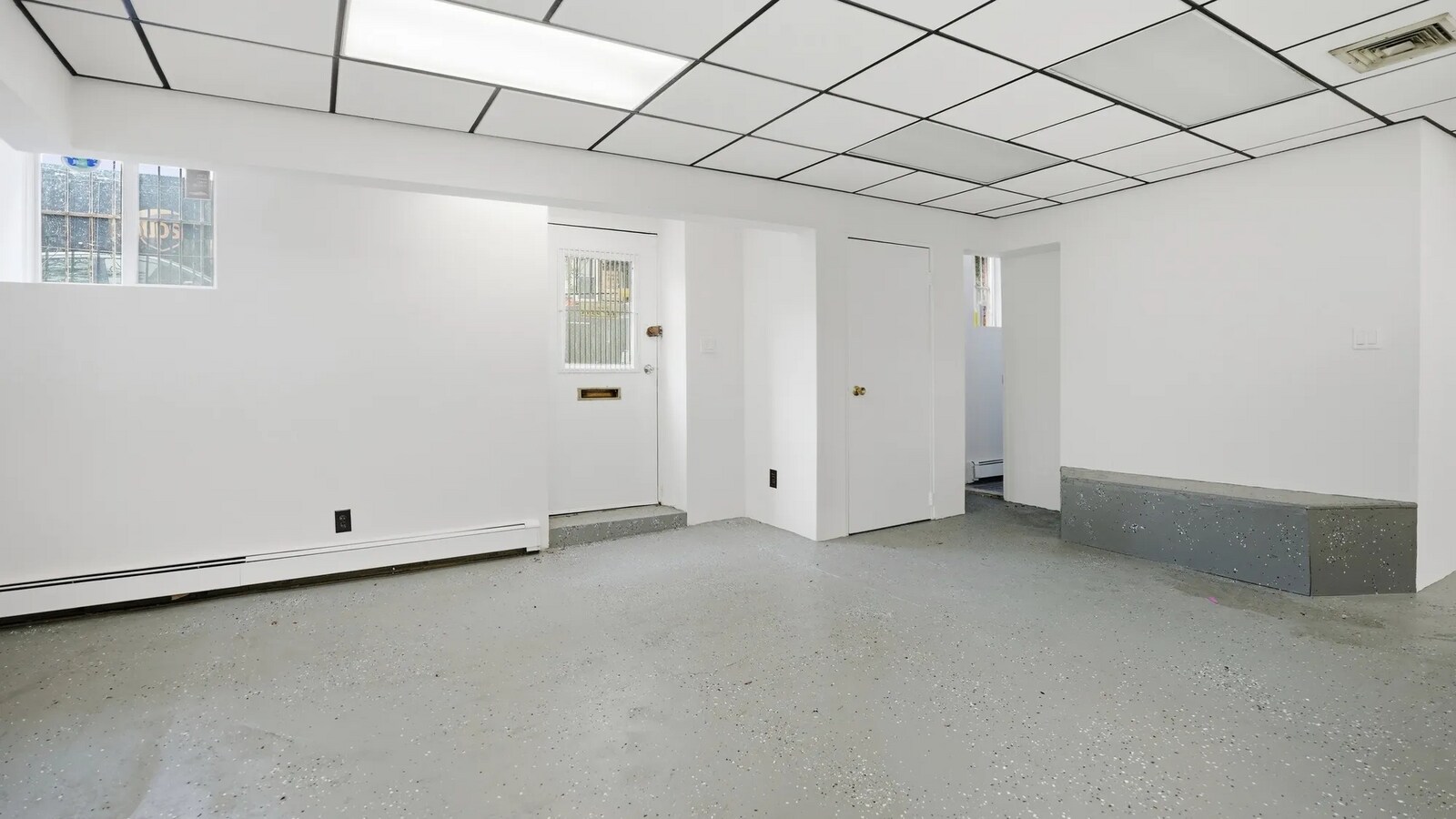 114-20 Queens Blvd, Forest Hills, NY 11375 - Lot C5-1 -  - Photo intérieure - Image 2 of 6
