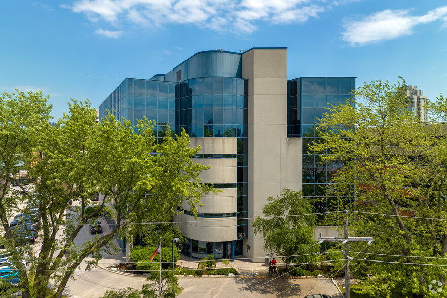 41 Valleybrook Dr, Toronto, ON à louer - Photo de l’immeuble – Image 1 sur 4