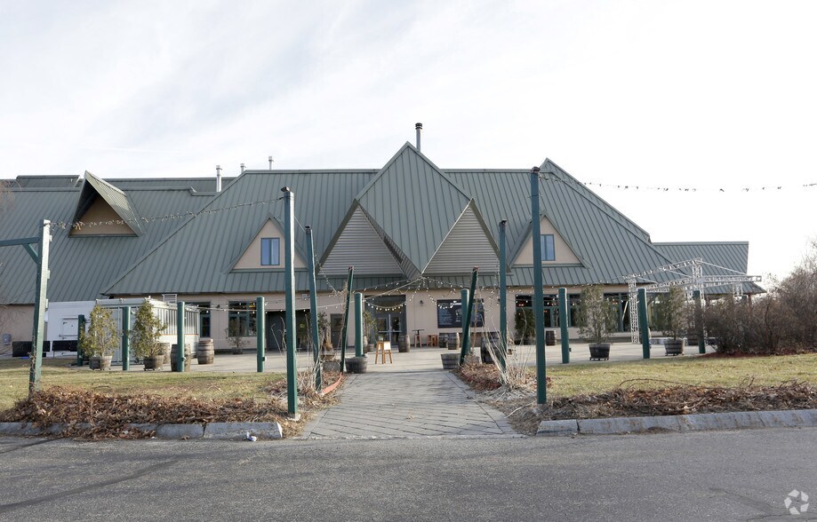 One Redhook Way portefeuille de 2 biens à vendre sur LoopNet.fr - Photo de l’immeuble – Image 3 sur 8