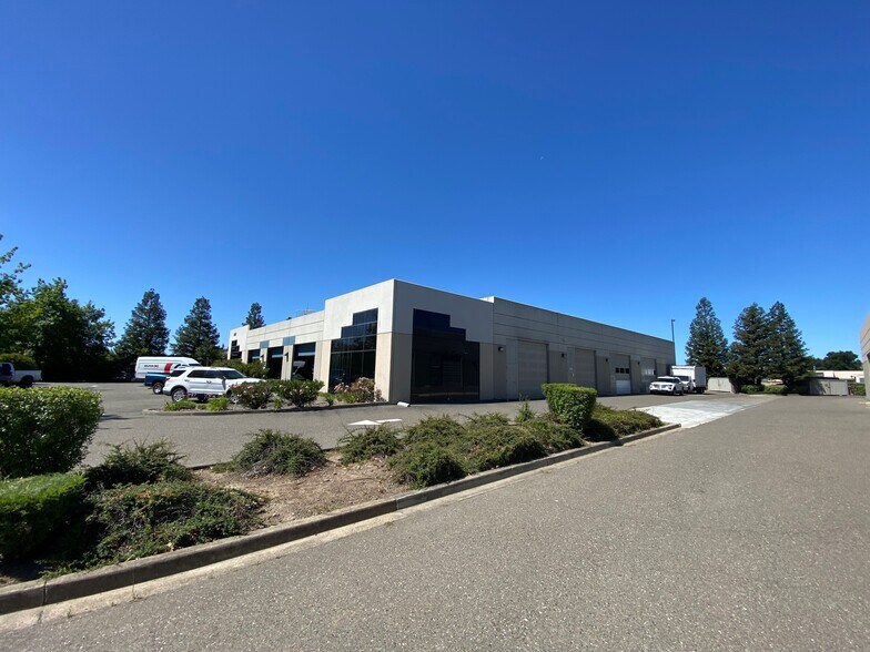 5793 Skylane Blvd, Windsor, CA à louer - Photo de l’immeuble – Image 2 sur 7