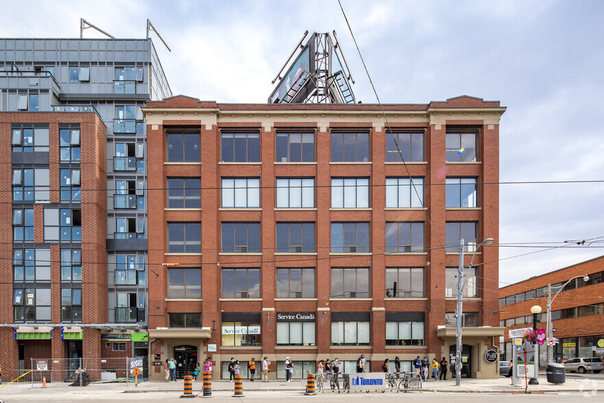 559-563 College St, Toronto, ON à louer - Photo de l’immeuble – Image 2 sur 5