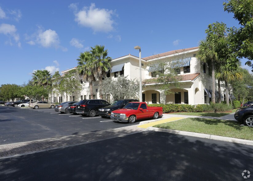 7451 Wiles Rd, Coral Springs, FL à louer - Photo de l’immeuble – Image 1 sur 18