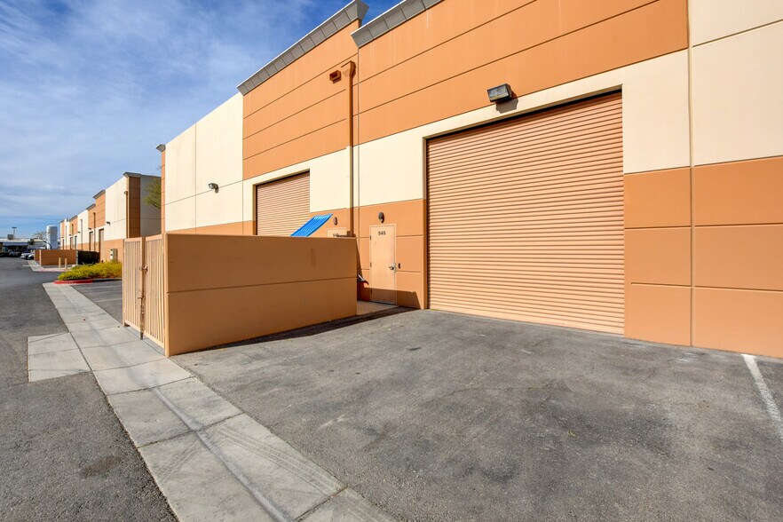 545 W Sunset Rd, Henderson, NV à louer - Photo de l’immeuble – Image 3 sur 16