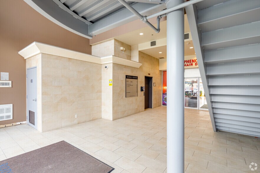 5620 152nd St, Surrey, BC à louer - Hall d’entrée – Image 2 sur 10