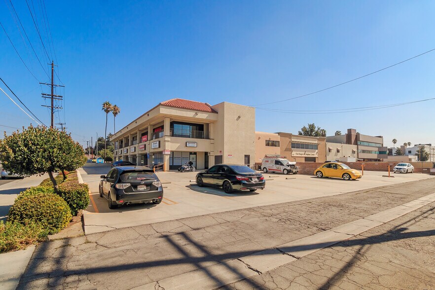 22156 Sherman Way, Canoga Park, CA à louer - Photo de l’immeuble – Image 3 sur 14