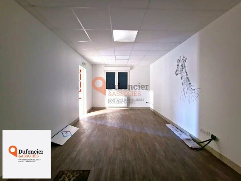 Local d’activités dans Poitiers à louer - Photo de l’immeuble – Image 3 sur 3