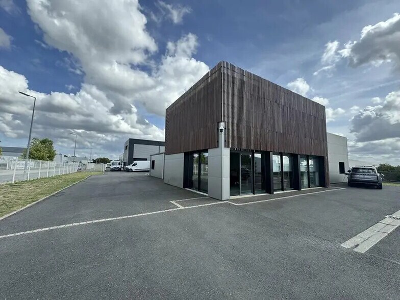 Local d’activités dans Bretteville-sur-Odon à louer - Photo de l’immeuble – Image 2 sur 3