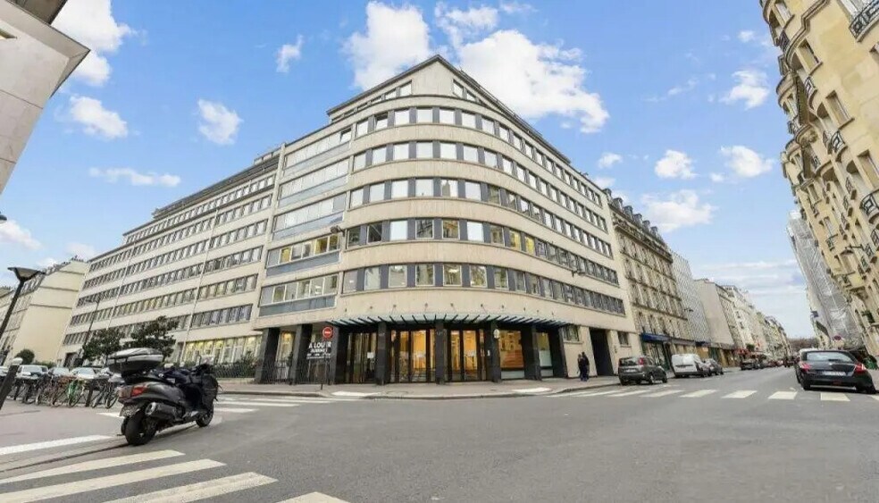 137-139 Rue De L'Universite, Paris à louer - Photo de l’immeuble – Image 1 sur 9