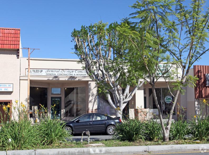 17723-17725 Chatsworth St, Granada Hills, CA à louer - Photo de l’immeuble – Image 2 sur 5