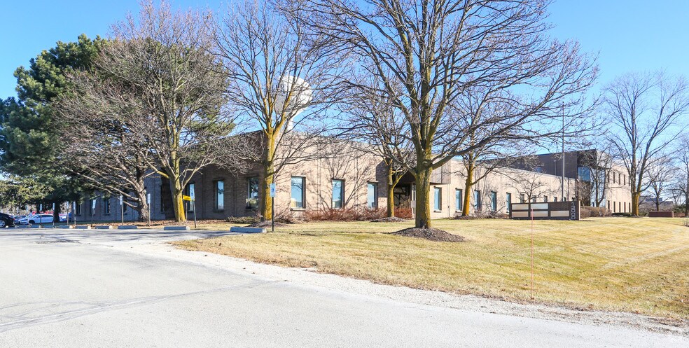 13000 W Silver Spring Rd, Butler, WI à louer - Photo principale – Image 1 sur 13