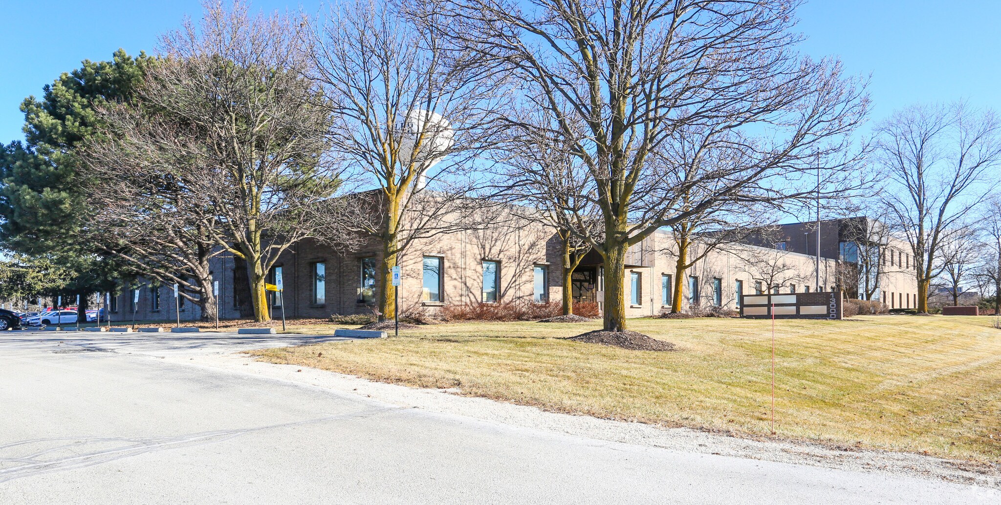13000 W Silver Spring Rd, Butler, WI à louer Photo principale– Image 1 sur 14