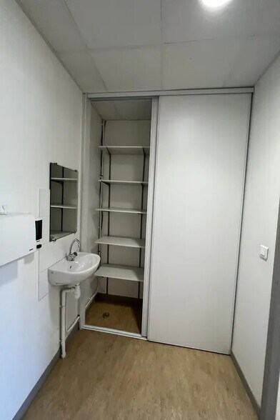 Local d’activités dans Castries à louer - Photo de l’immeuble – Image 2 sur 6