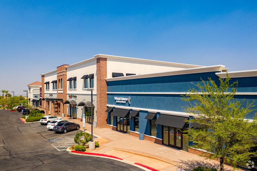 670 S Green Valley Pky, Henderson, NV à vendre - Photo principale – Image 1 sur 59