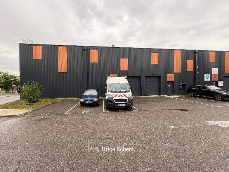 Local d'activités dans Vaulx-Milieu à vendre - Photo de l’immeuble – Image 1 sur 7
