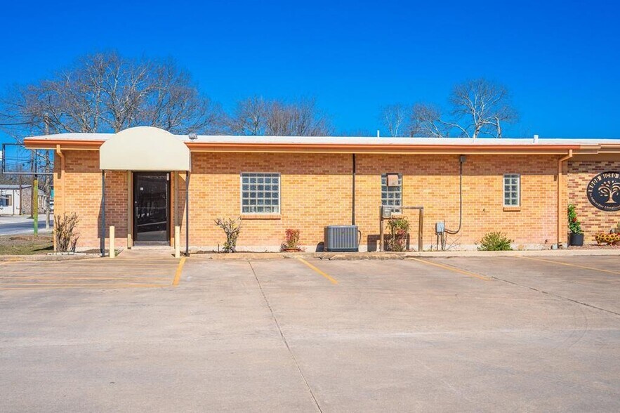 250 W Main St, Kerrville, TX à louer - Photo de l’immeuble – Image 2 sur 4
